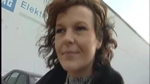 Ev kadınları soyunurlar ve kıllı deliklerini yalarlar ve amcıklarına kalın dildolar koyarlar