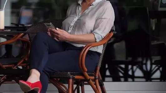 Evli kadın boyun eğme – herkesin içinde teşhir ediliyor