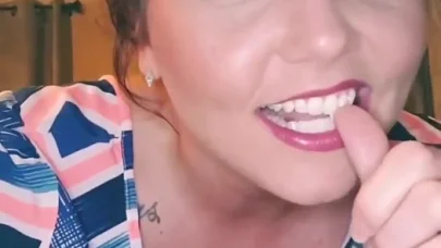 Evli kadın kocasından iş arkadaşını yüz zamanında sikmesini istiyor