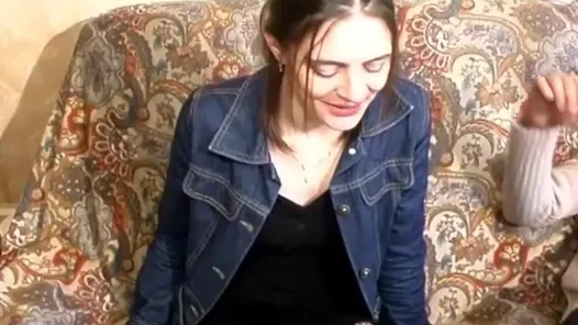 Fransa’dan ince esmer kız sıkı göt deliğini genişletiyor