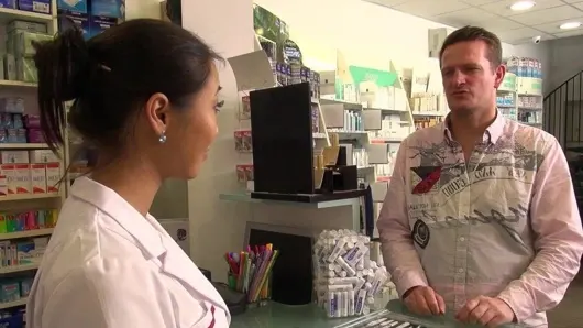 Fransız eczacı büyük bir yarak tarafından götünden sikiliyor