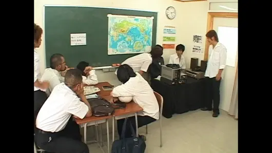 Genç kız öğrenci sınıfta grup seks yapıyor. büyük oyuncaklarla sert seks