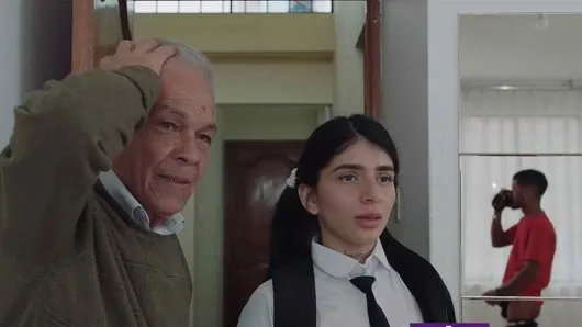 Genç kız öğrenci ve üvey baba kuzenini tangasıyla mastürbasyon yaparken keşfediyor ve ona anal sikişiyor