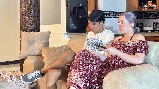 Genç üvey anne üvey oğlunu özel parçalarında ona dokunmasına izin vererek baştan çıkarıyor