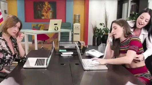 Girlsway – azgın patron Angela White telefon görüşmelerinde çalışanları Abella Danger ve Krissy Lynn’i azdırıyor