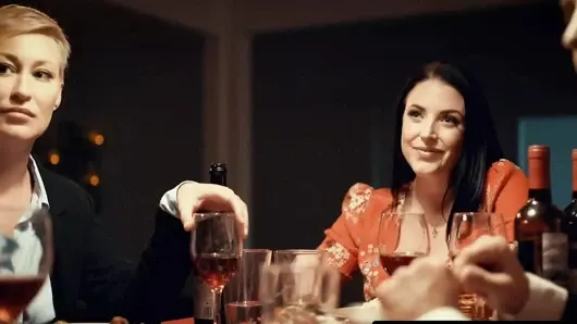 Girlsway – Yalnız Kadın Çift Yemeği Sırasında Kocasını Patronunun Karısı Angela White ile Aldatıyor