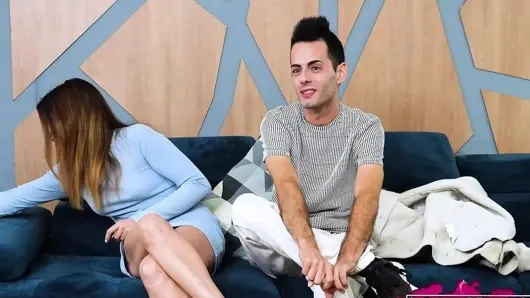 Habersiz kız Valentina Lapiedra erkek arkadaşının başka bir kadınla sikiştiğini görmeye neredeyse dayanamıyor!!