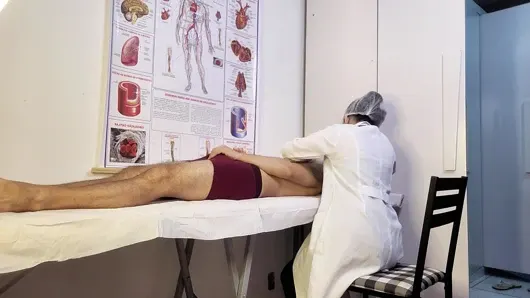 Hasta bunu kaldıramıyor ve muayene sırasında hemşirenin önünde sertleşiyor