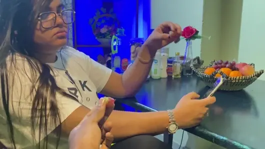 Herkesi geride bıraktım, üvey kuzenimi yemek odasında yalnız buldum ve onu istediğim gibi siktim