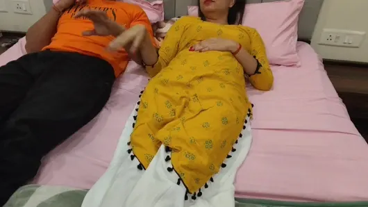 Hintçe üvey kız kardeşinin odasında mastürbasyon yapmaya karar verdi (18+ ateşli üvey kız kardeş)