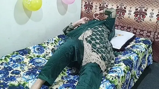 Hintli Desi Üvey Anne Üvey Oğluyla Oynuyor Büyük Göt üvey anne Hintçe Ses