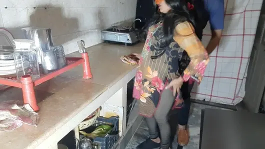 Hintli hizmetçi mutfakta patronu tarafından sikiliyor, Hintçe anal seks viral video