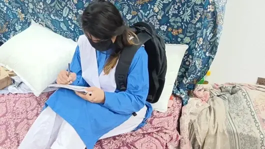 Hintli kız öğrenci üvey babası tarafından sikiliyor