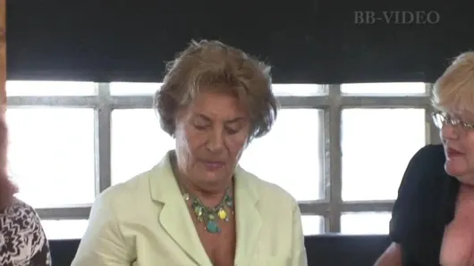 İç çamaşırlı sunulan büyük memeli nine sevgilisiyle ne kadar sikişmek istediğini gösteriyor