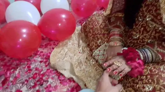 İlk gece her zaman özeldir – edepsizce konuşan yeni Hintli çift.