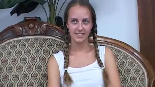 İlk kez kamera önünde çıplak ve kedi zaten şapırdatıyor