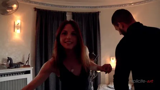 İnce Fransız bebek kaslı bir adamla yoğun anal seks yapıyor