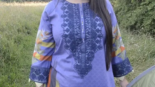 İngiliz Hintli sürtük kocasını çadırda dışarıda siyah yarakla sikiyor