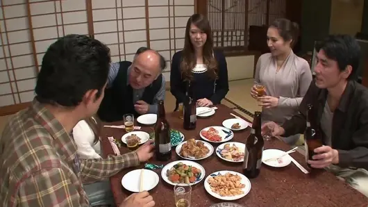 JAPON SEKSI KıZ SIKIŞMEK IÇIN BACAKLARıNı AÇıYOR