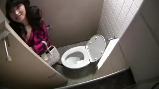 Kapalı bir odada cesur ve kışkırtıcı bir kadın.