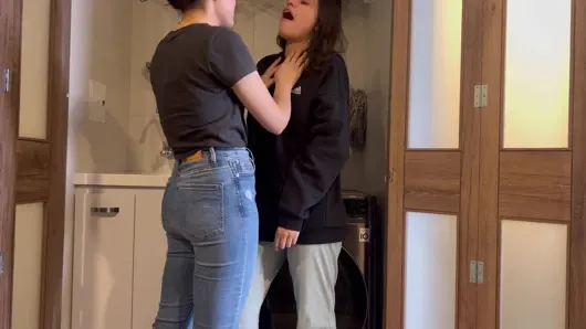 Kardeşim evde değil ve sonunda karısıyla doktor ve sabırlı oynuyorum ve sonunda çamaşırda sevişiyorum