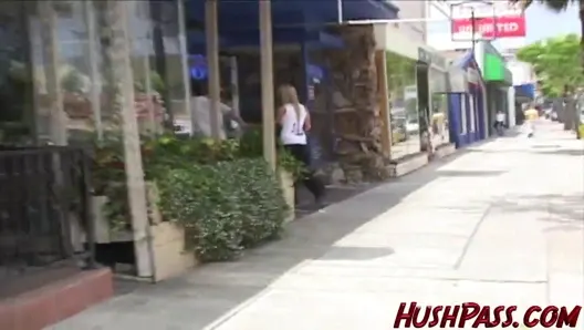 Kırık ev kadını horoz için nakit alır!