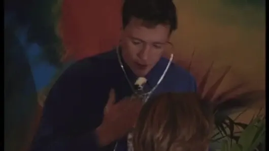 Koca, doktorla eşini izliyor