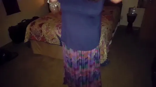 Kocamın bir horoz emmesini izlerken ıslak,,, agness