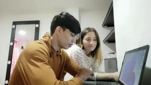 Komşumdan bilgisayardan yardım istiyorum ama ateşli videolarımı keşfediyor