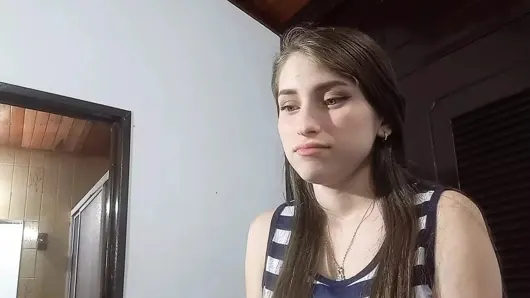 Masum yüzlü üvey kız kardeşim bana harika bir oral seks yapmasına izin vermemi istiyor