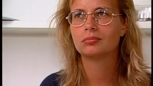 Milf mit riesem Busch fingert sich selbst