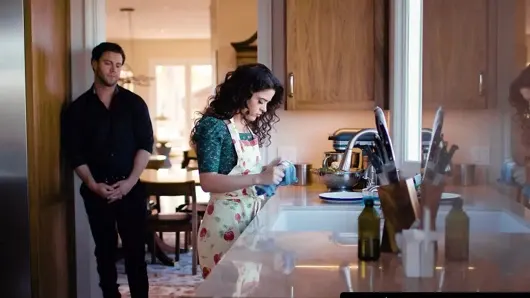 Modern zamanların günahları – aldatan ev hanımı azgın kocasını memnun etmek için boşalmayı ücretsiz kullanmayı kabul ediyor!