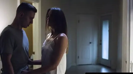 Modern zamanların günahları – röntgenci üvey kardeş, üvey kardeşinin pijama partisini gözetler ve arkadaşını baştan çıkarır!