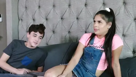 Mylf – güzel orta yaşlı seksi kadın ve üvey kız üvey oğlunun kalın yarağının büyüklüğünden şaşkına dönüyor