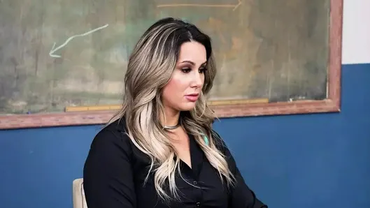 Mylf müdürden bir telefon alıyor ve kızının şakasıyla oldukça telaşa neden olduğunu öğreniyor