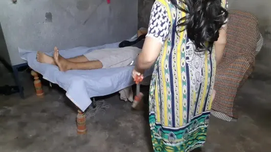 Nokrani chori kr rhi thi malik ne pakad kr choda, ev hizmetçisi