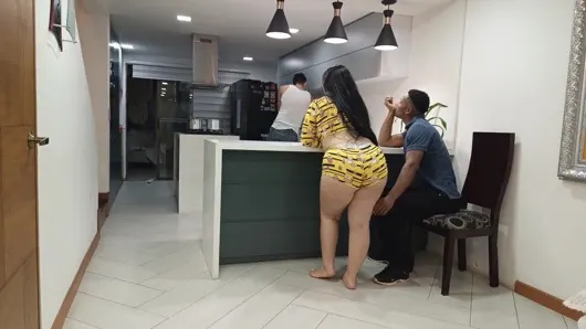 O benim için yemek yaparken en iyi arkadaşımın karısını sikiyorum