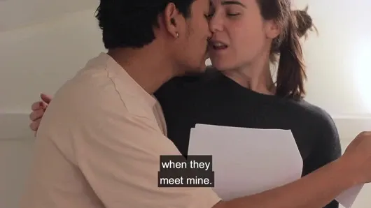 Oda arkadaşları senaryo provası yaparken oynaşıyor.