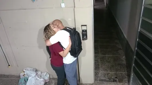 Öğretmen öğrenciyle okulun arkasında tanışıyor ve öğrenciyi baştan çıkarıyor