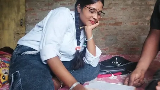 Öğretmen ücretlerden feragat etti ve öğrencisini sikiyor