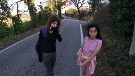 Okuldan dönen 2 yabancı kızla eğlenmek