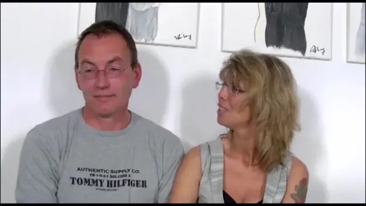 Olgun dövmeli çift büyük yarak emiyor