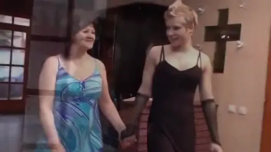 Olgun lezbiyenin yeni genç bir oyuncağı var!