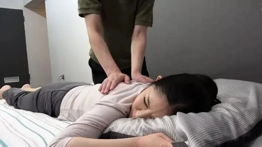 Ona masaj yaparken pantolonumu indiriyorum… – part.1