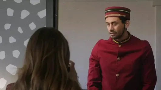 Orta yaşlı seksi kadın – çarpıcı orta yaşlı seksi kadın Athena zevki için bellboy kullanıyor