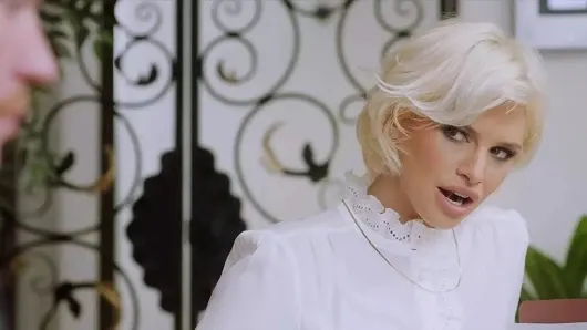 Orta yaşlı seksi kadın sert patron Charli asistanından onu sert sikiyor