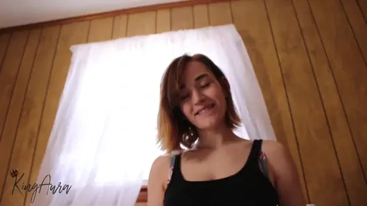 Otoriter üvey kız kardeş onun tadına bakmanı istiyor