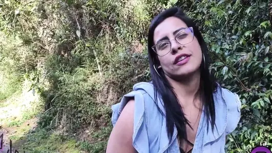 Parkta bir adamla tanıştım ve sonunda onu ormanda emdi ve becerdi!