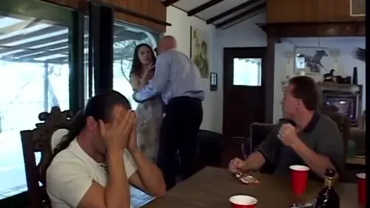 Pis sürtük bir grup adam tarafından toplu sikiliyor ve çifte sikiliyor