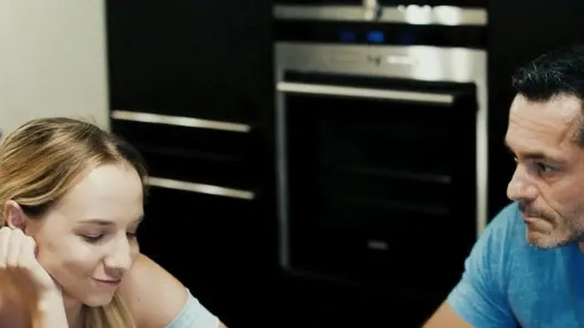 Sapık baba kızının genç arkadaşı mona blue sikikleri